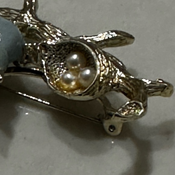 Vintage Gerrys Brooch Pin Bird With Nest Faux Pearl Eggs Signed - Picture 4 of 10